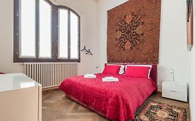 Red House Close To @Accademia Bridge